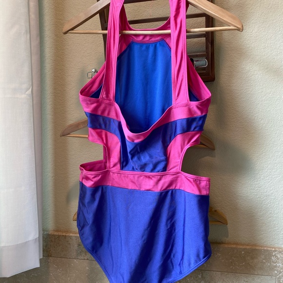 Retro One Piece Bathing Suit - Picture 4 of 10